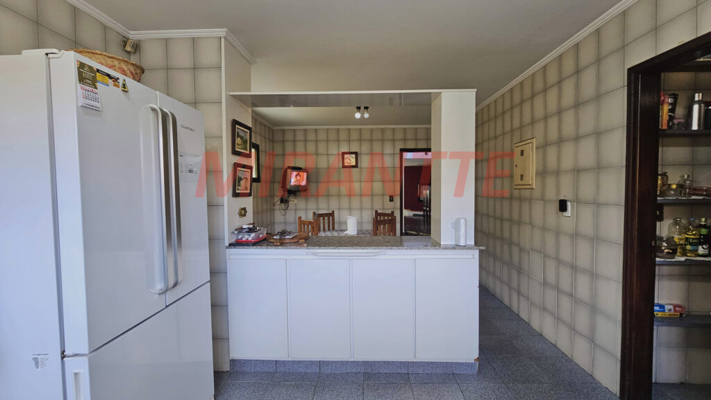 Sobrado de 425m² com 5 quartos em Água Fria
