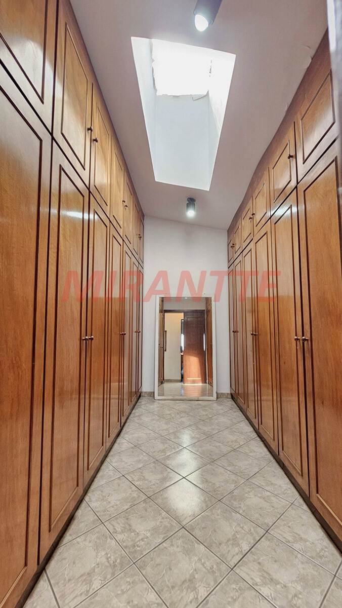 Sobrado de 425m² com 5 quartos em Água Fria