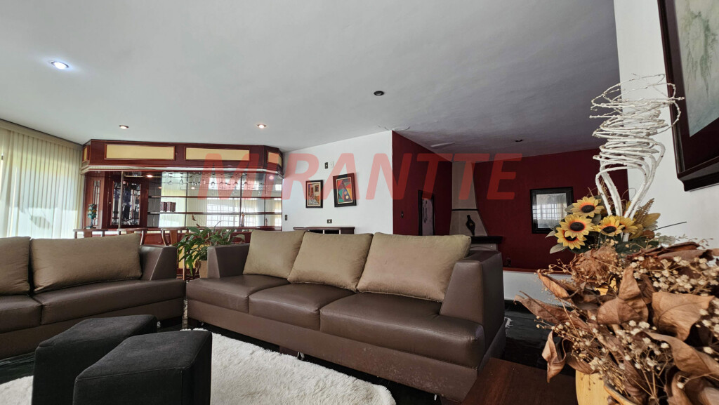 Sobrado de 425m² com 5 quartos em Água Fria