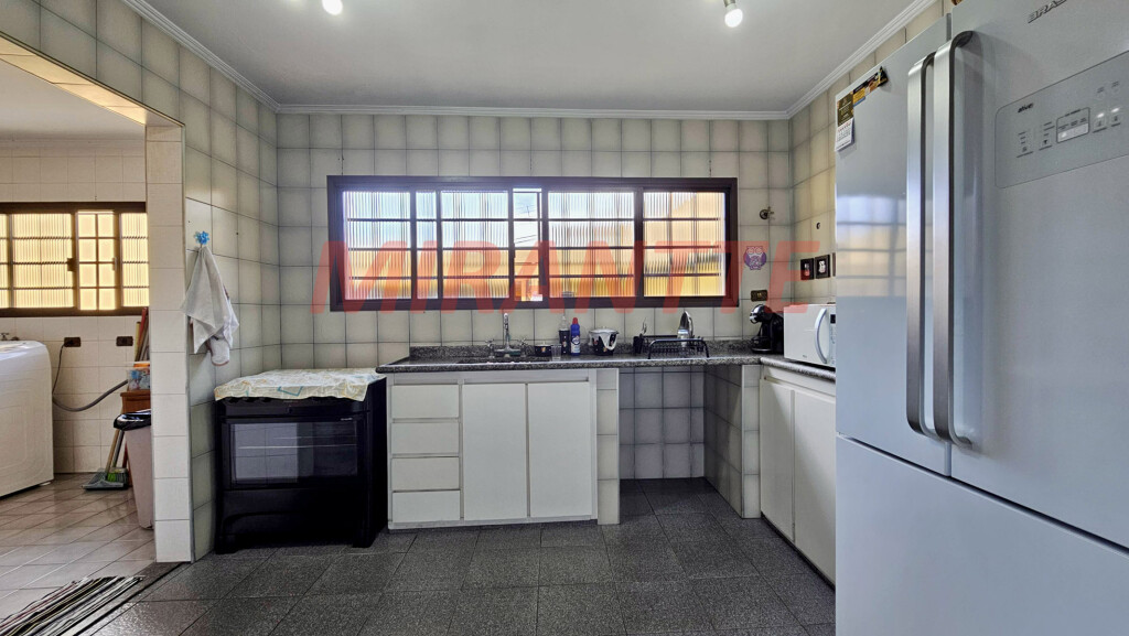 Sobrado de 425m² com 5 quartos em Água Fria