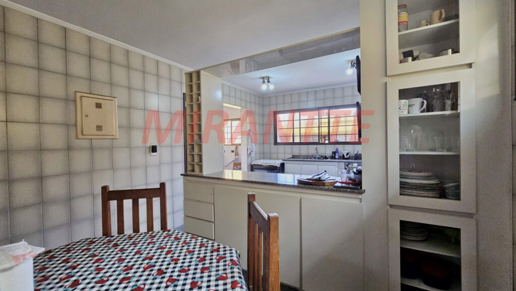 Sobrado de 425m² com 5 quartos em Água Fria