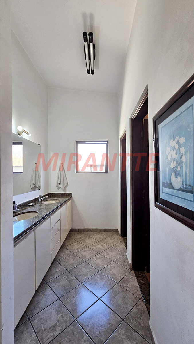 Sobrado de 425m² com 5 quartos em Água Fria