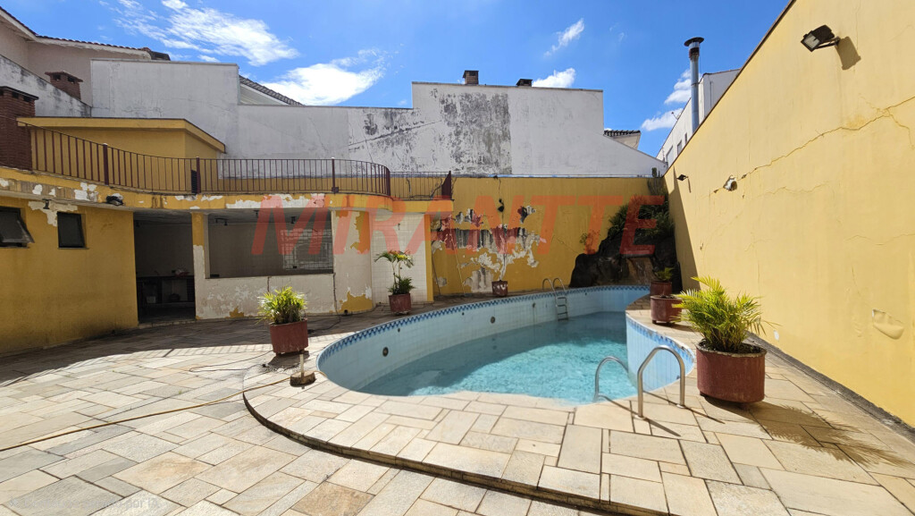 Sobrado de 425m² com 5 quartos em Água Fria