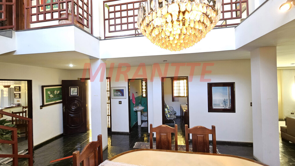 Sobrado de 425m² com 5 quartos em Água Fria