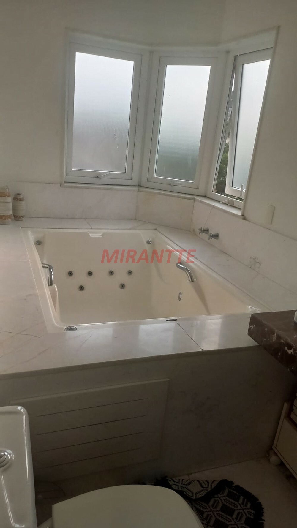 Cond. fechado de 637m² com 3 quartos em Jardim Floresta