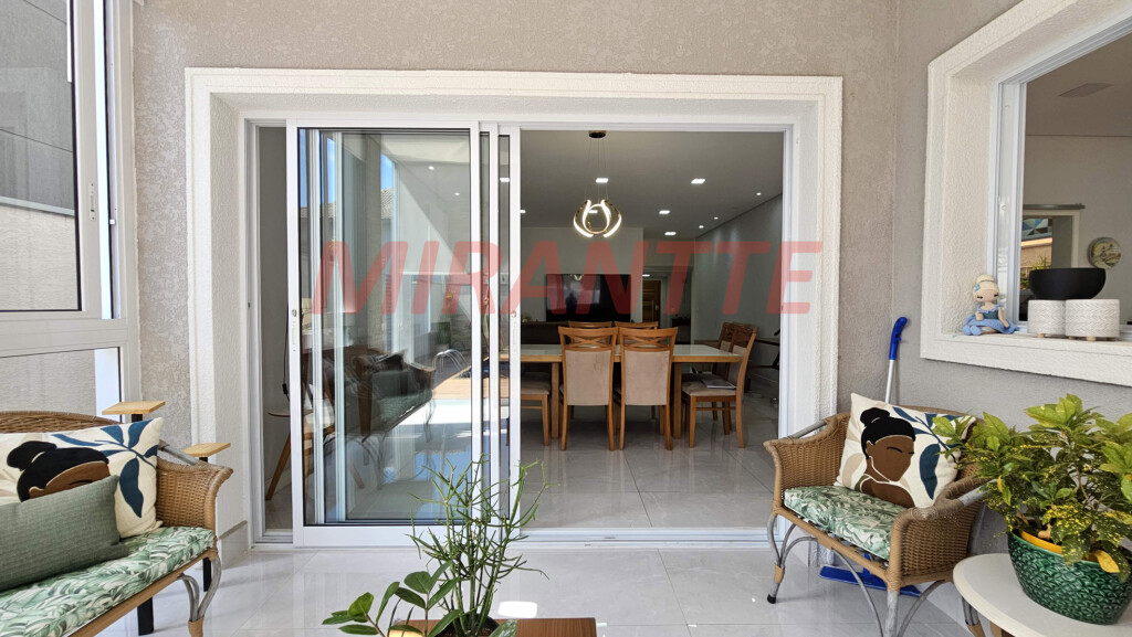 Cond. fechado de 300m² com 4 quartos em Alphaville