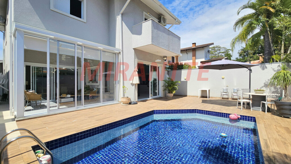 Cond. fechado de 300m² com 4 quartos em Alphaville