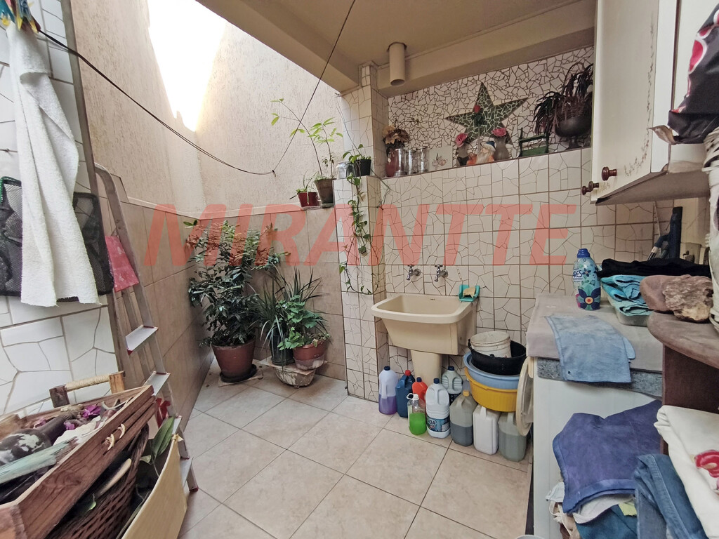 Sobrado de 1995m² com 2 quartos em Santa Teresinha