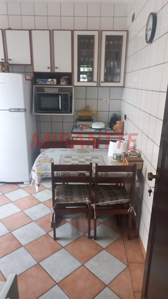 Sobrado de 218m² com 4 quartos em Água Fria