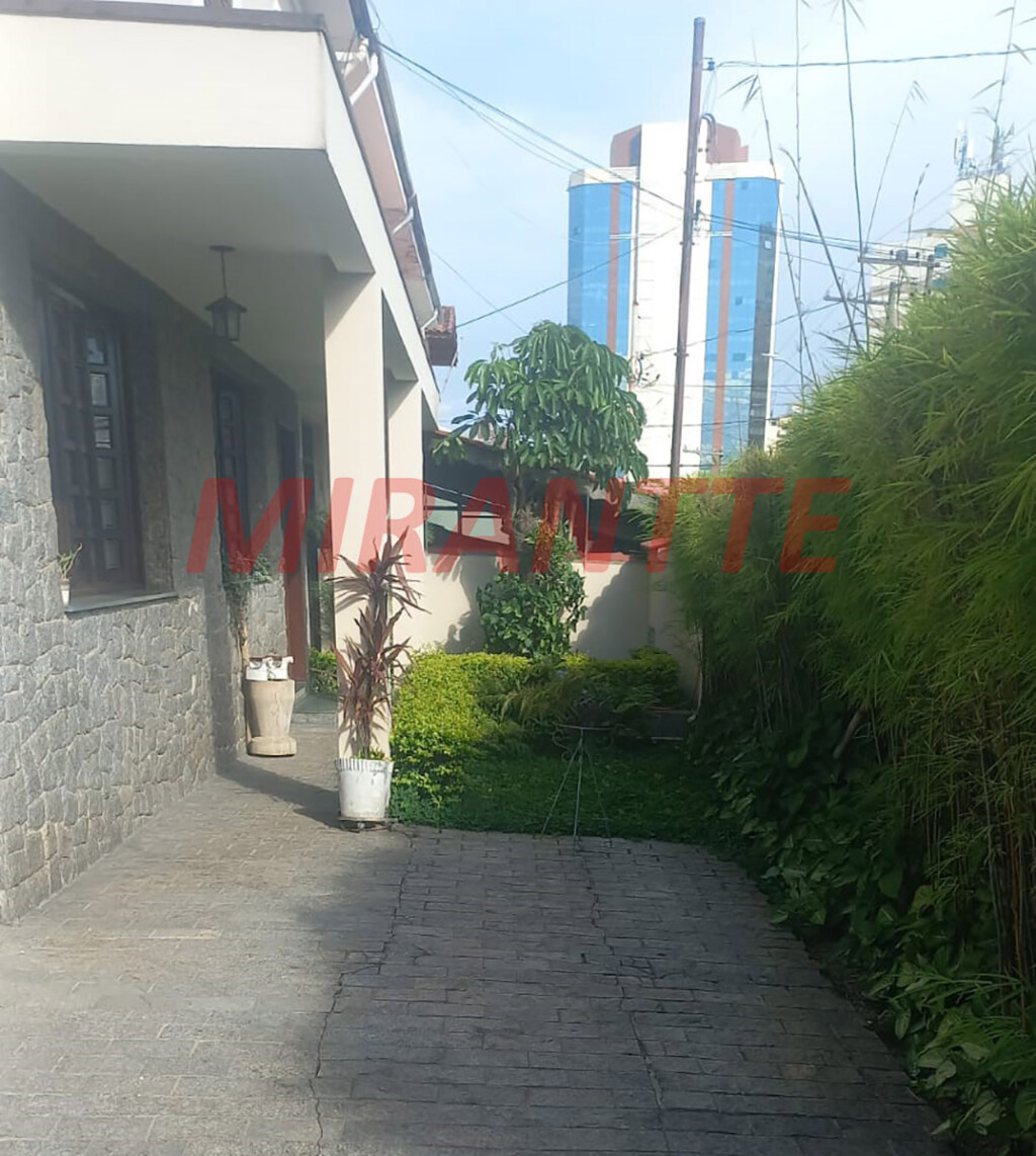 Sobrado de 218m² com 4 quartos em Água Fria