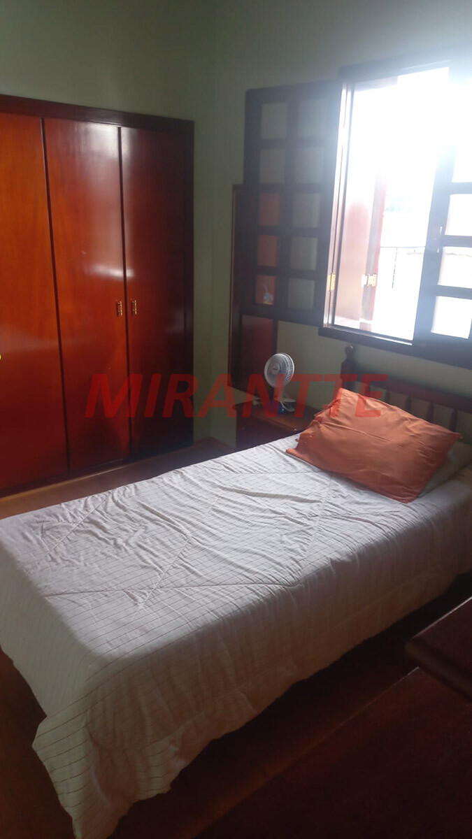 Sobrado de 218m² com 4 quartos em Água Fria