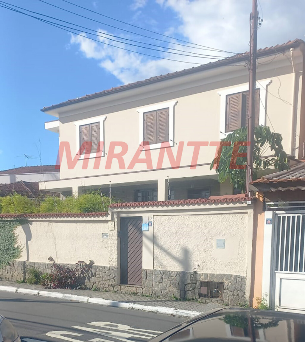Sobrado de 218m² com 4 quartos em Água Fria