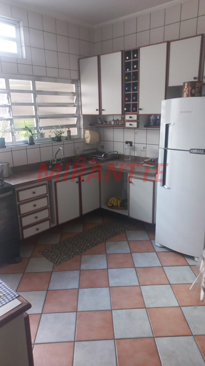 Sobrado de 218m² com 4 quartos em Água Fria