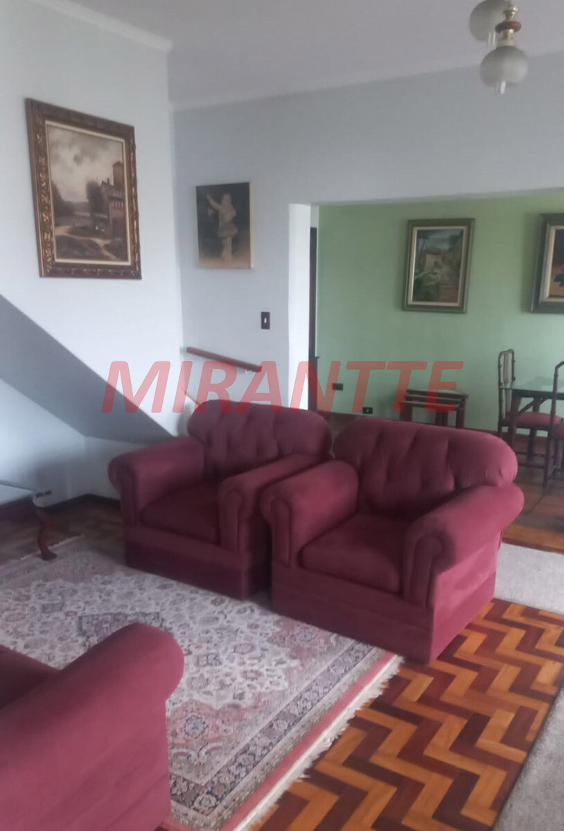 Sobrado de 218m² com 4 quartos em Água Fria