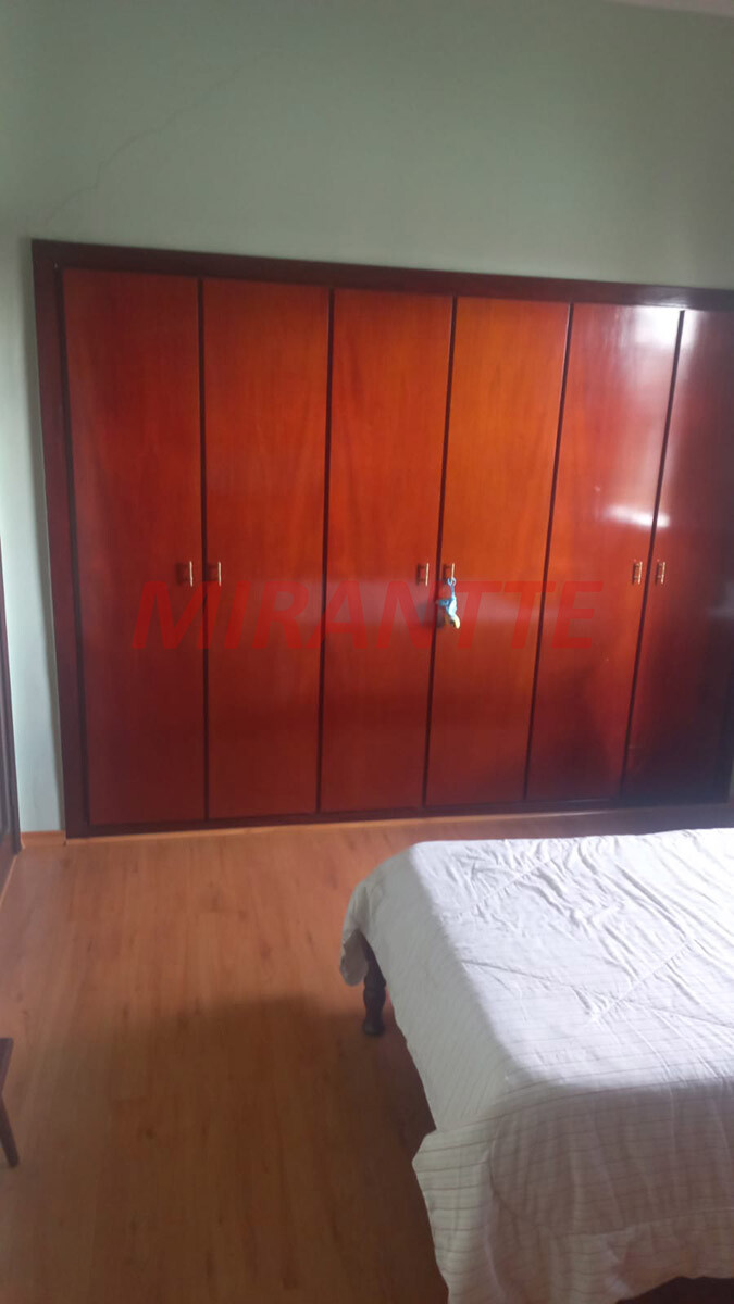 Sobrado de 218m² com 4 quartos em Água Fria