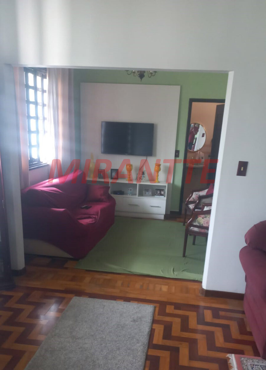 Sobrado de 218m² com 4 quartos em Água Fria