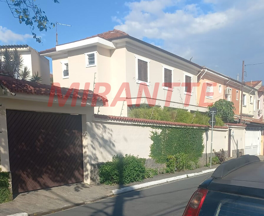 Sobrado de 218m² com 4 quartos em Água Fria