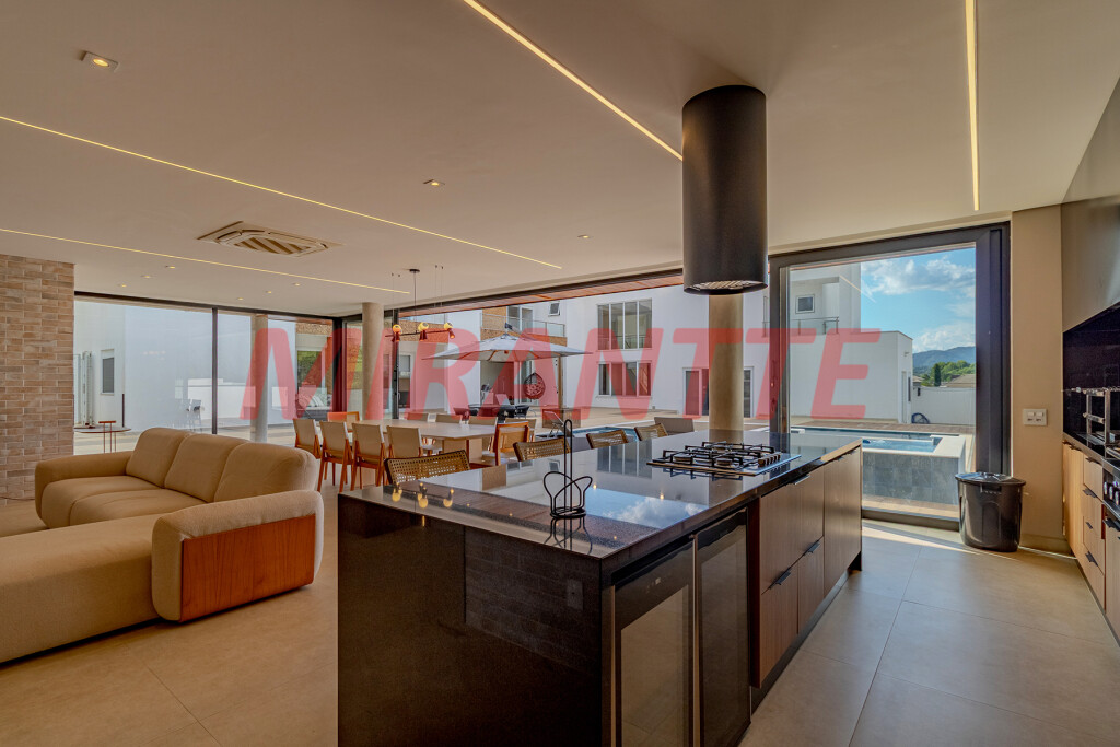 Cond. fechado de 740m² com 5 quartos em Tanque