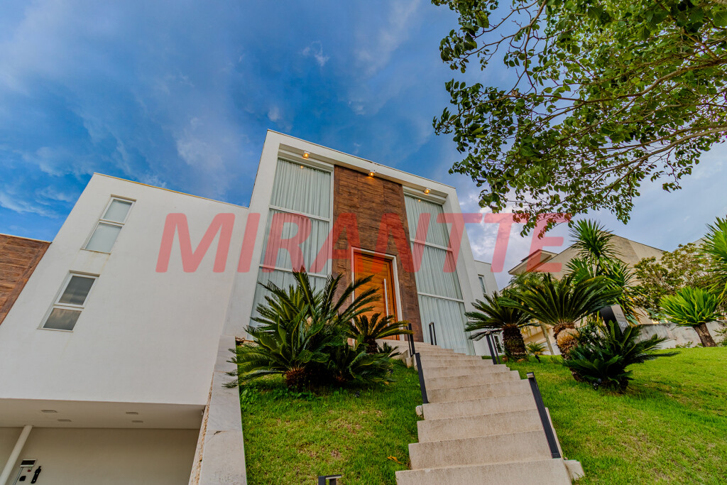 Cond. fechado de 740m² com 5 quartos em Tanque