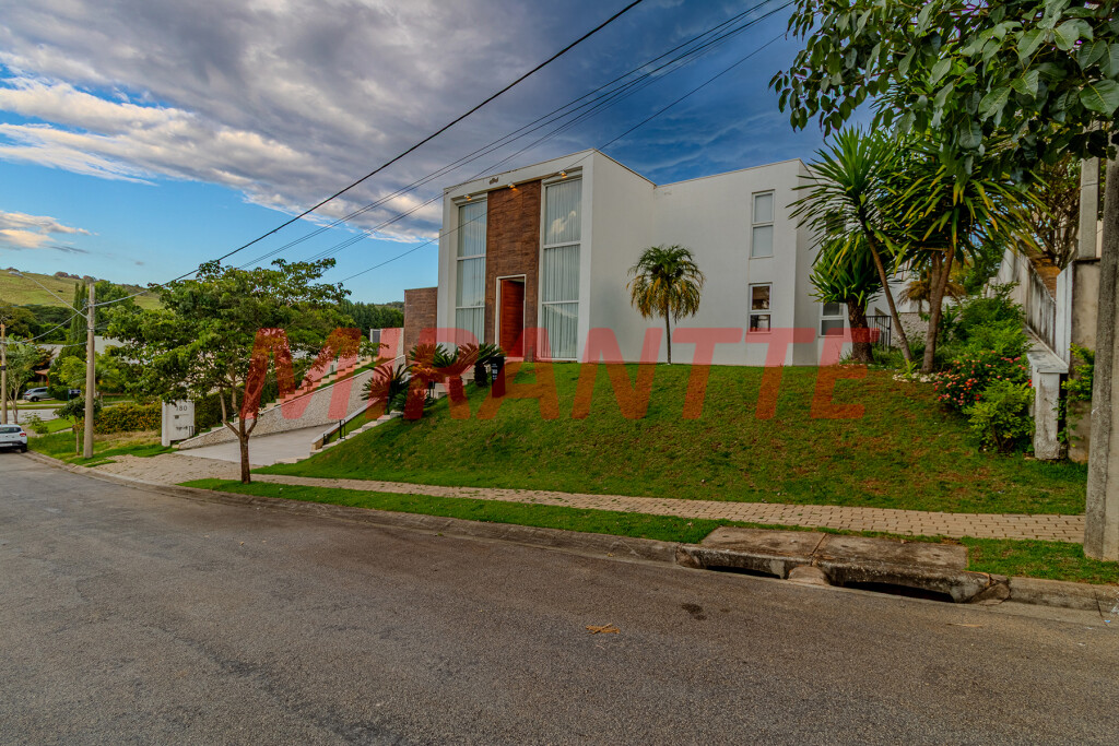 Cond. fechado de 740m² com 5 quartos em Tanque