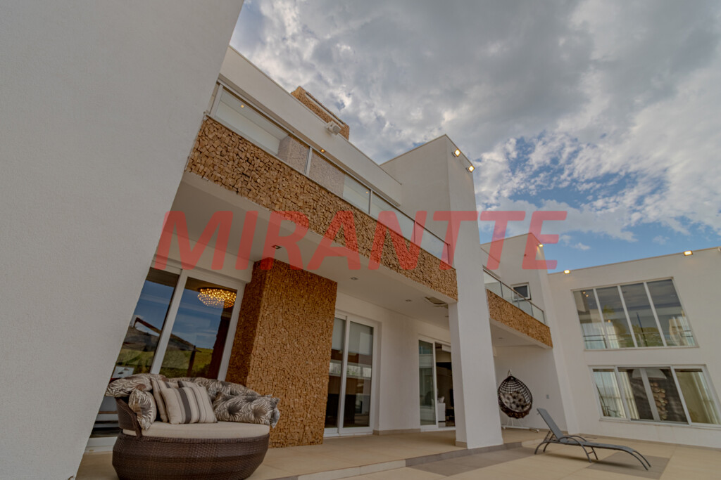 Cond. fechado de 740m² com 5 quartos em Tanque