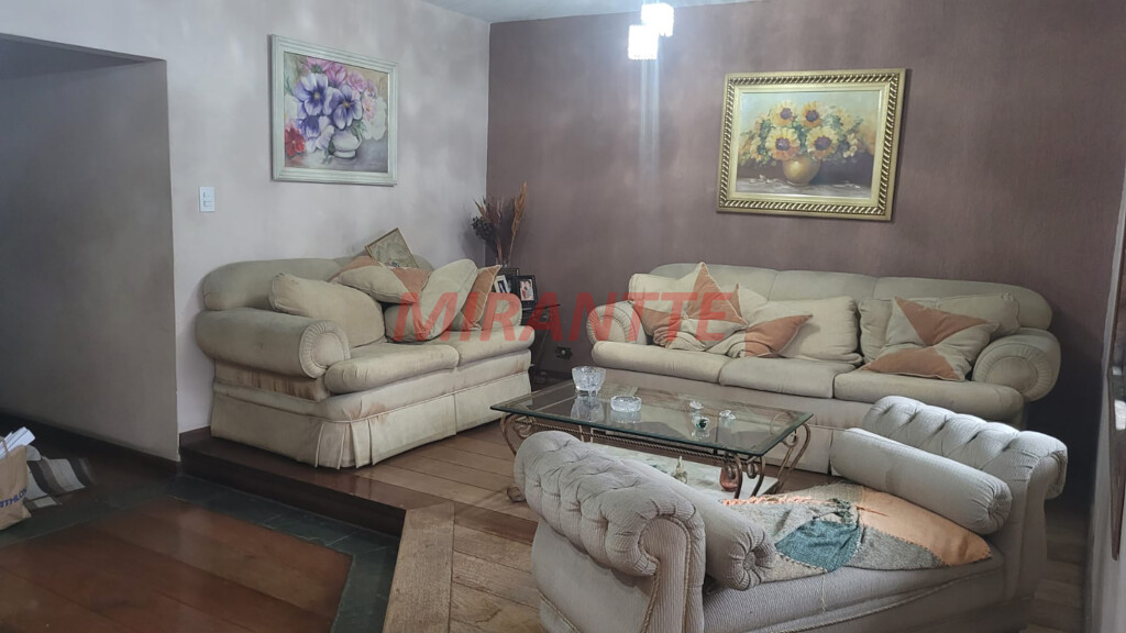 Sobrado de 371m² com 6 quartos em Pari
