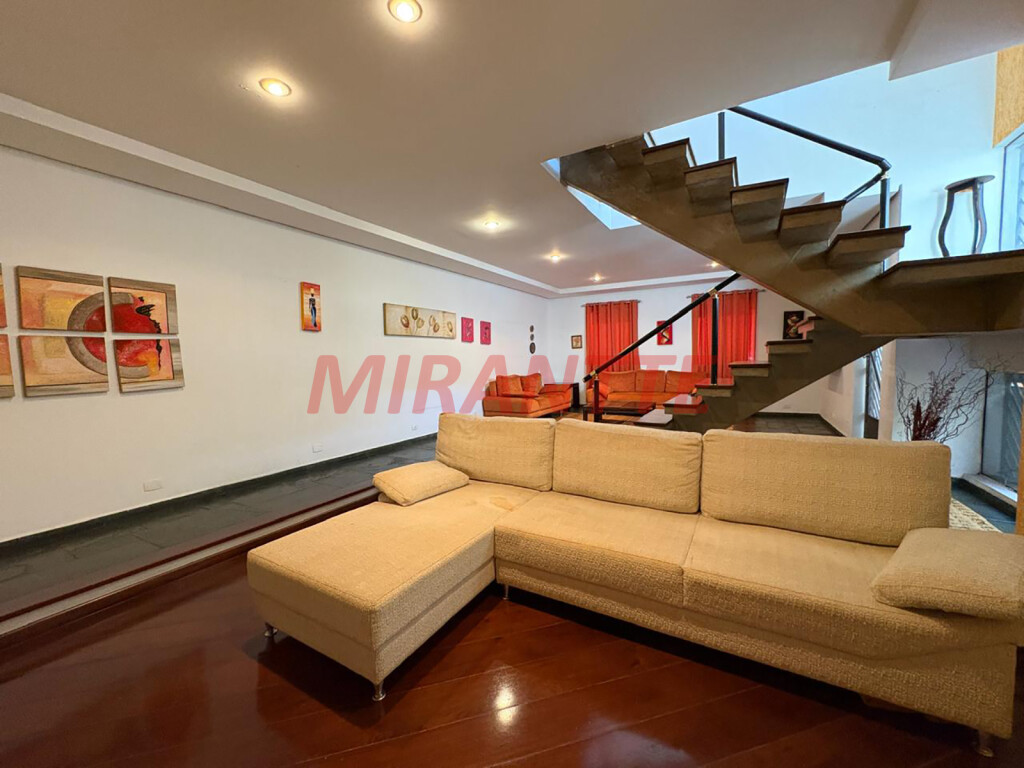 Sobrado de 288m² com 4 quartos em Vila Ede