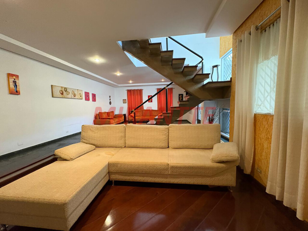 Sobrado de 288m² com 4 quartos em Vila Ede
