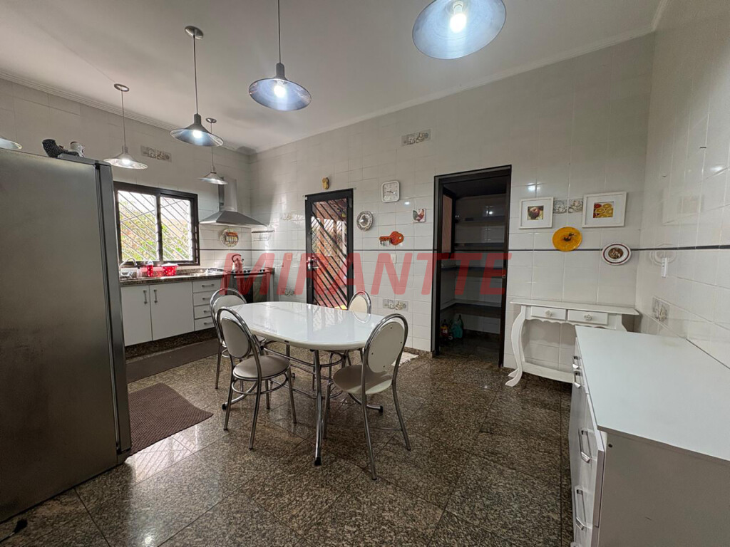 Sobrado de 288m² com 4 quartos em Vila Ede