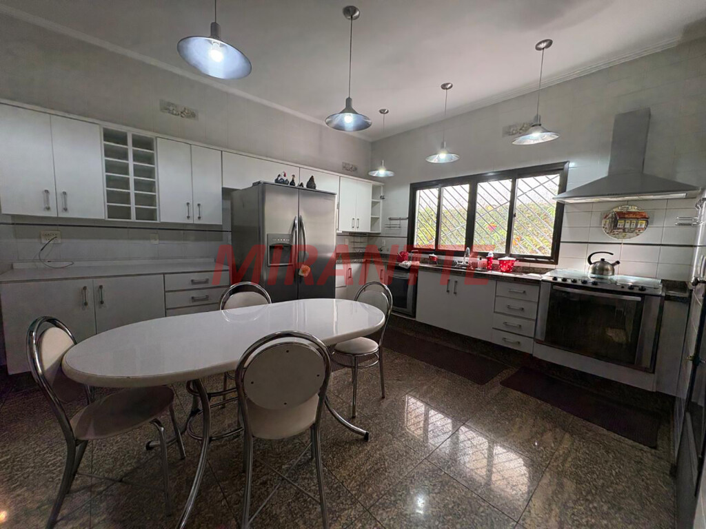 Sobrado de 288m² com 4 quartos em Vila Ede