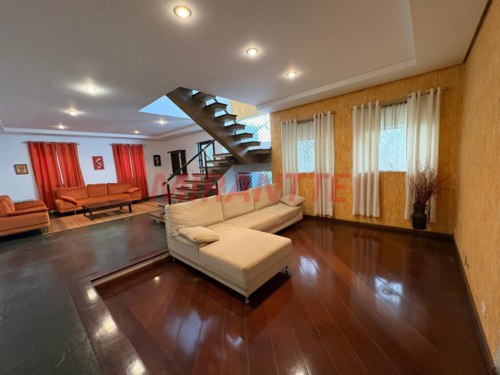 Sobrado de 288m² com 4 quartos em Vila Ede