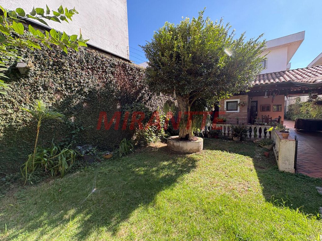 Sobrado de 288m² com 4 quartos em Vila Ede