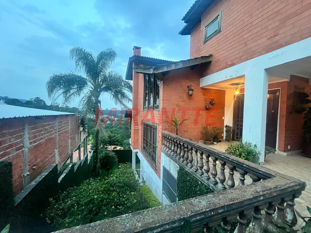 Sobrado com 4 quartos em Tremembe