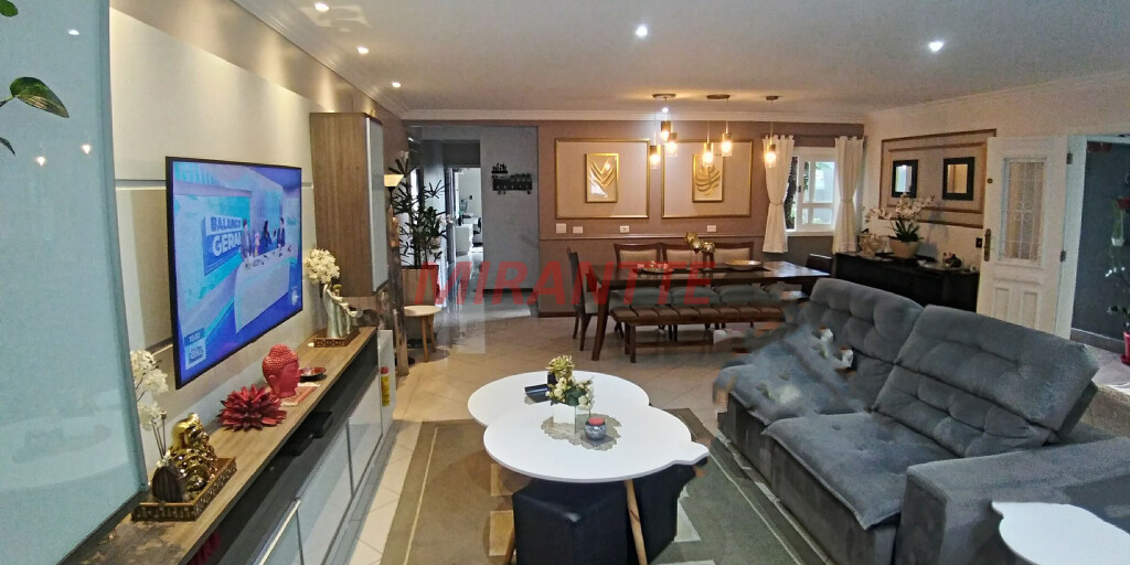 Sobrado de 261m² com 5 quartos em Água Fria