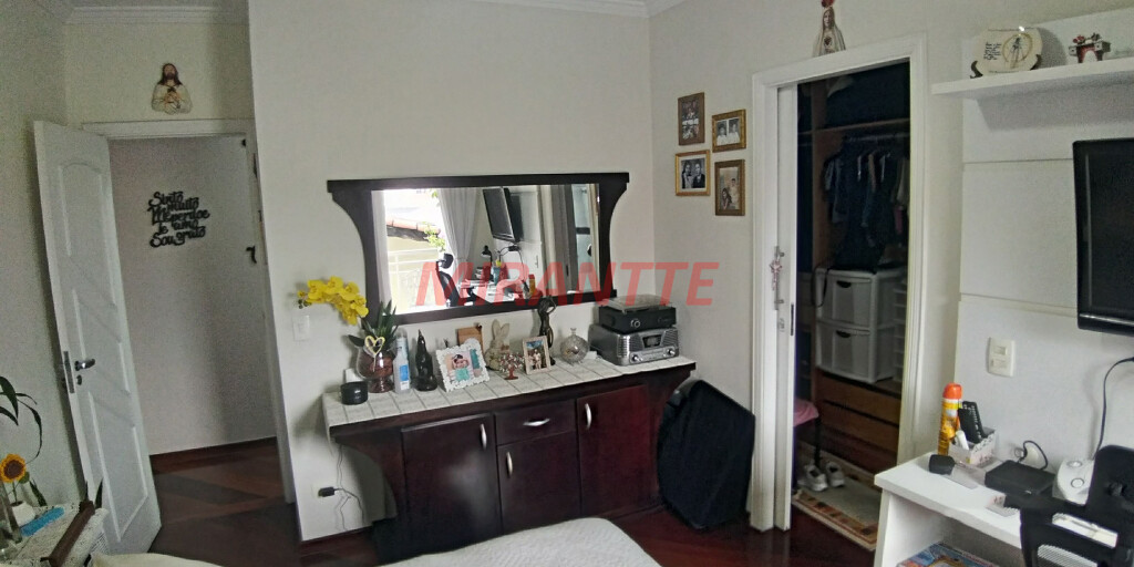 Sobrado de 261m² com 5 quartos em Água Fria