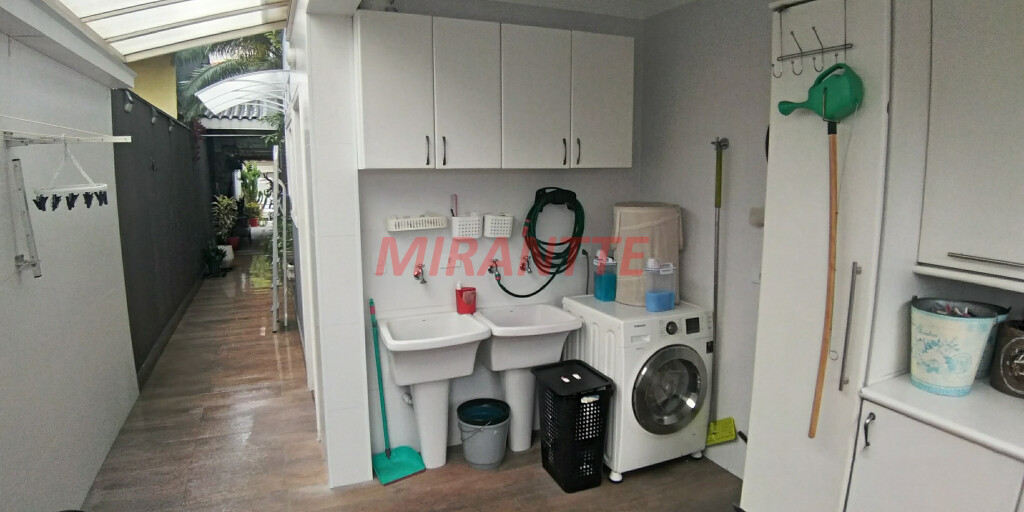 Sobrado de 261m² com 5 quartos em Água Fria