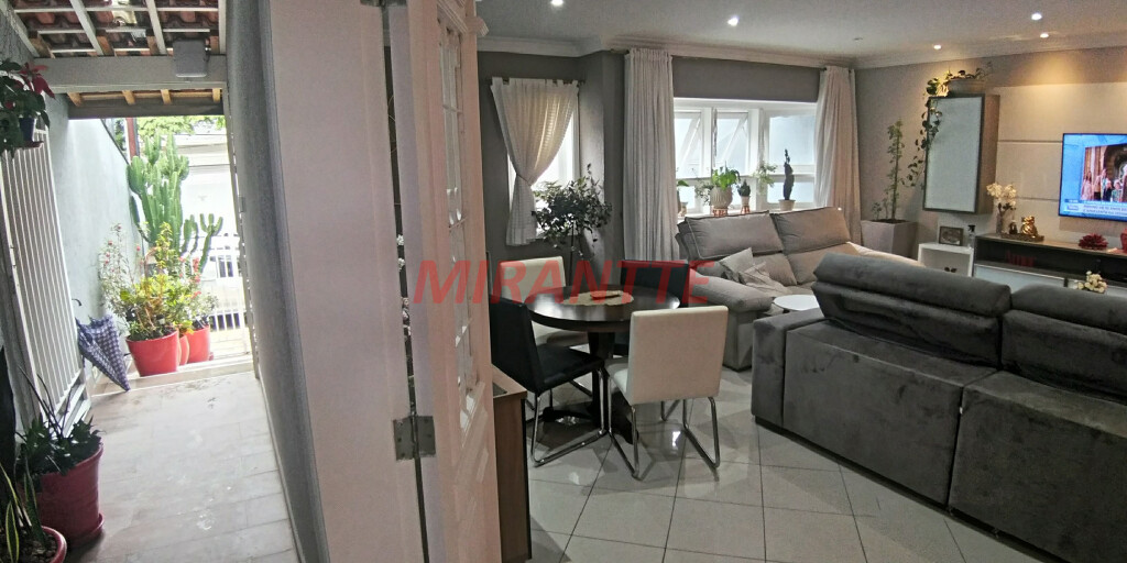 Sobrado de 261m² com 5 quartos em Água Fria