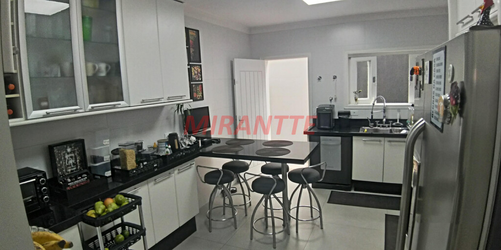 Sobrado de 261m² com 5 quartos em Água Fria