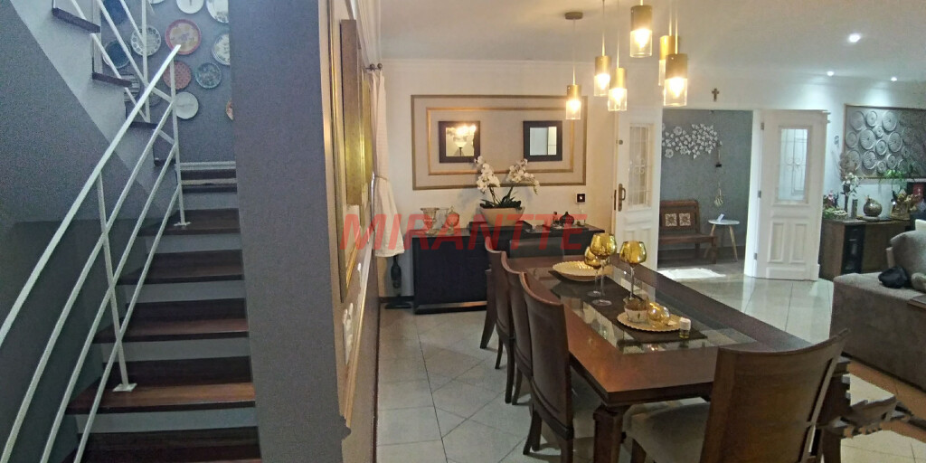 Sobrado de 261m² com 5 quartos em Água Fria