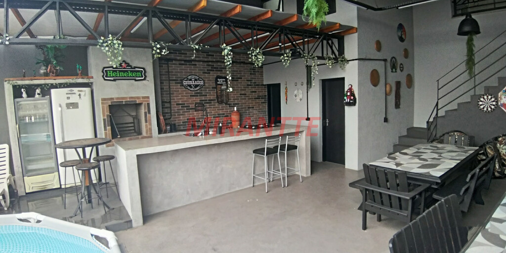 Sobrado de 261m² com 5 quartos em Água Fria