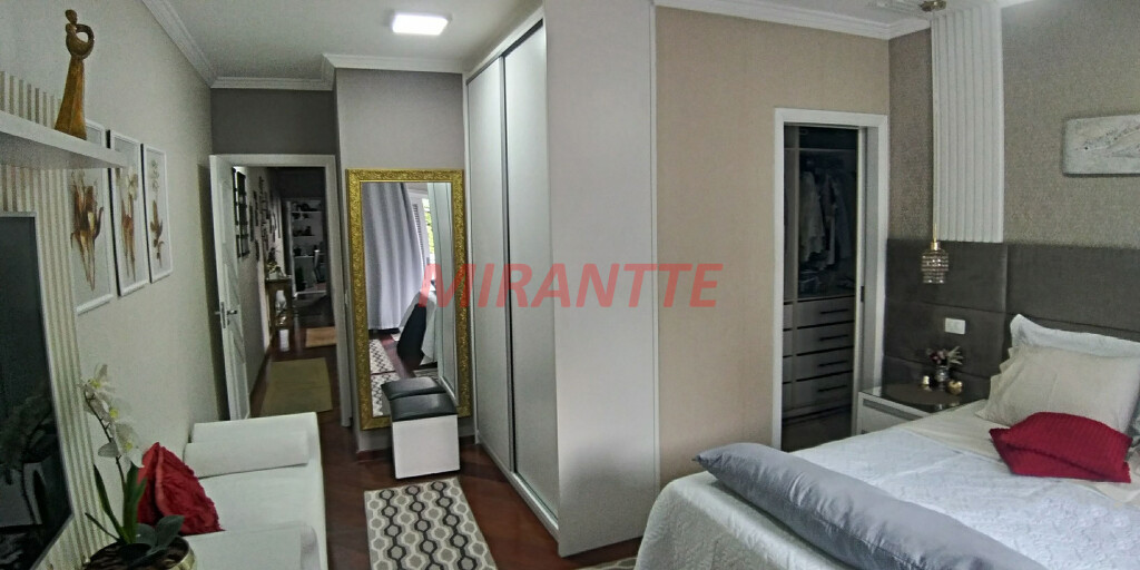 Sobrado de 261m² com 5 quartos em Água Fria