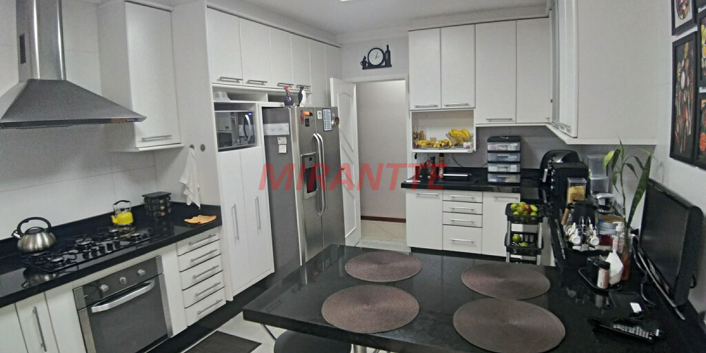 Sobrado de 261m² com 5 quartos em Água Fria