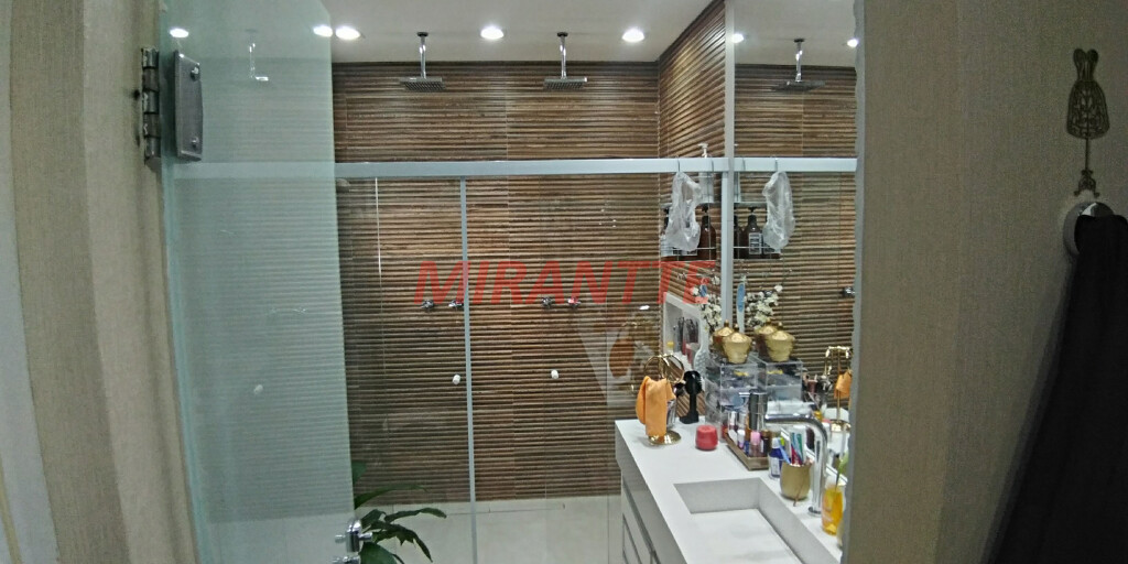 Sobrado de 261m² com 5 quartos em Água Fria