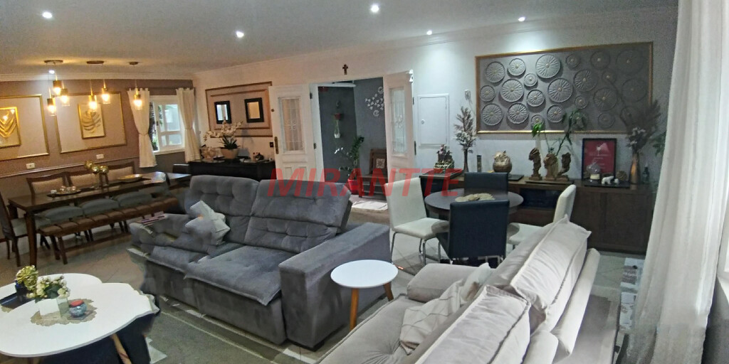 Sobrado de 261m² com 5 quartos em Água Fria