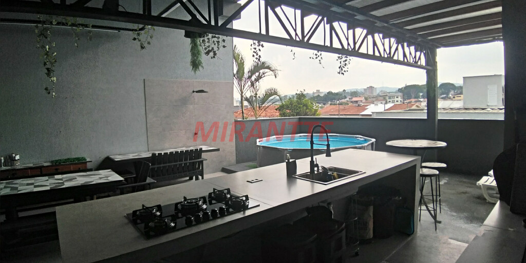 Sobrado de 261m² com 5 quartos em Água Fria
