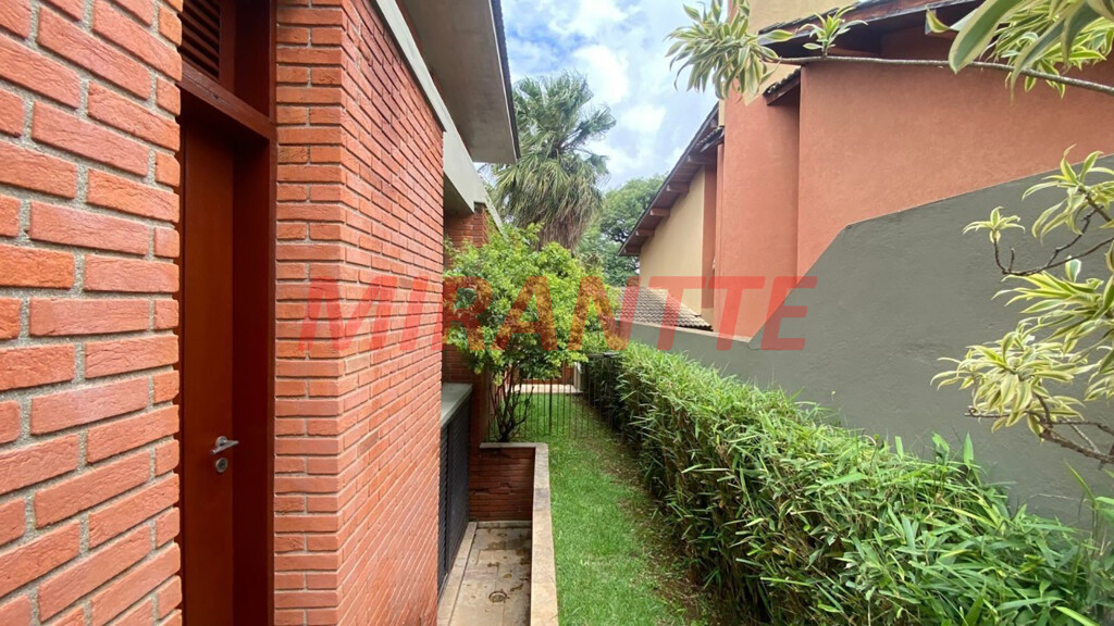 Sobrado de 552m² com 4 quartos em Alphaville