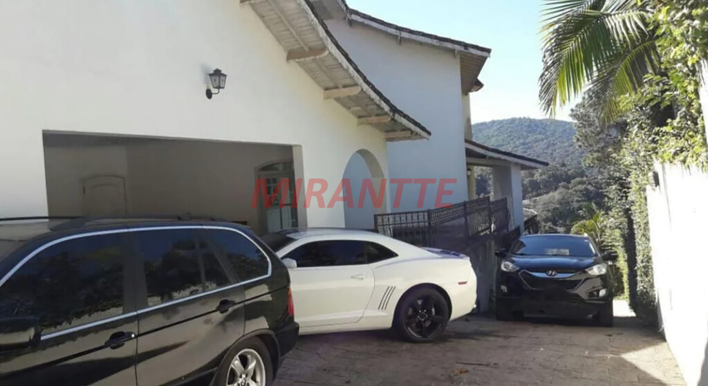 Cond. fechado de 700m² com 4 quartos em Caraguata