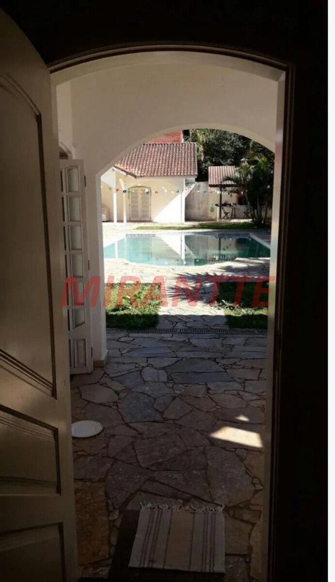 Cond. fechado de 700m² com 4 quartos em Caraguata