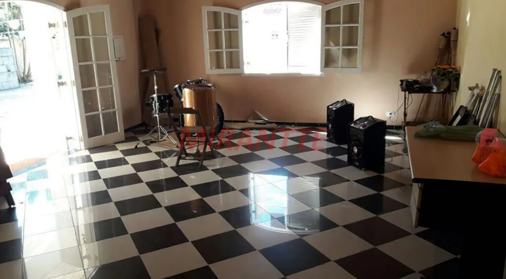 Cond. fechado de 700m² com 4 quartos em Caraguata