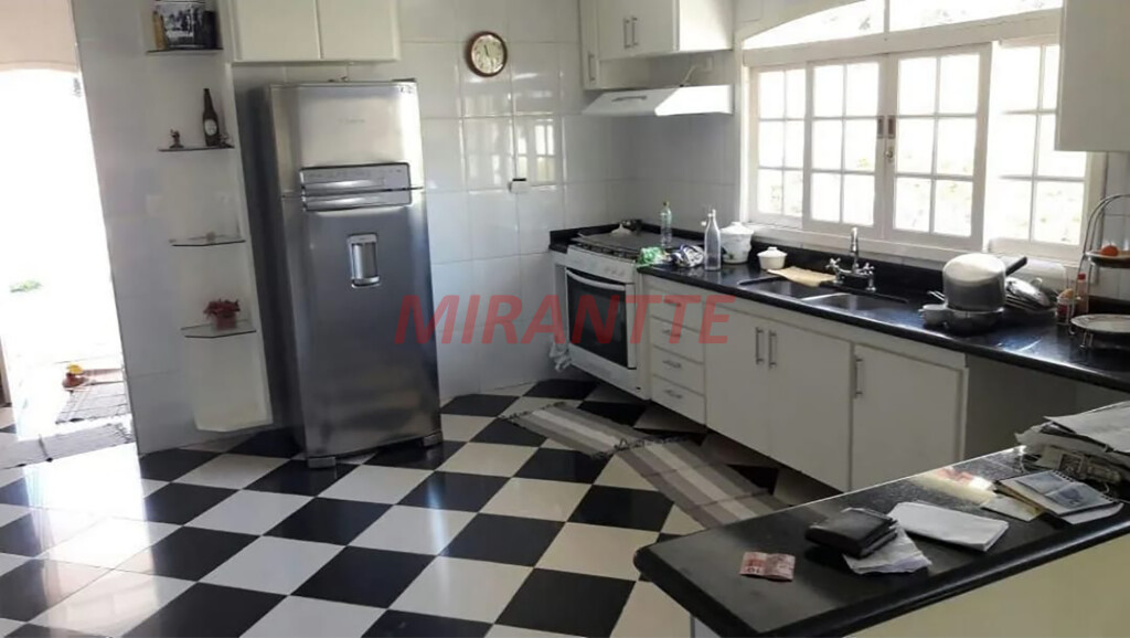 Cond. fechado de 700m² com 4 quartos em Caraguata